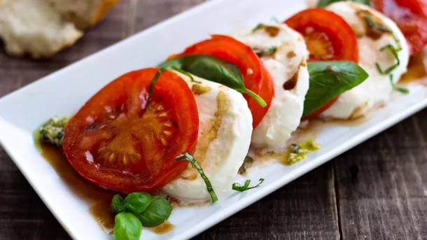 Your New Favorite 10 Minute Caprese Salad Recipe